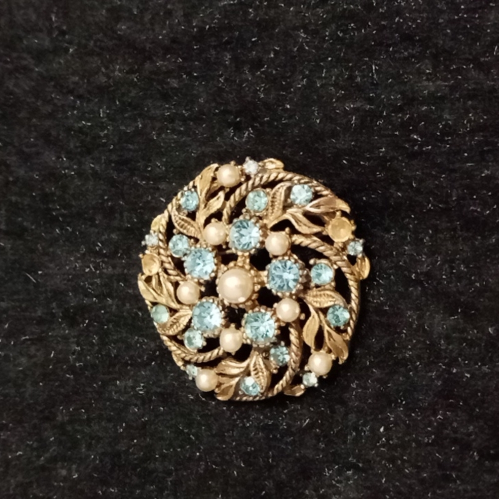 Gold tone Brooche